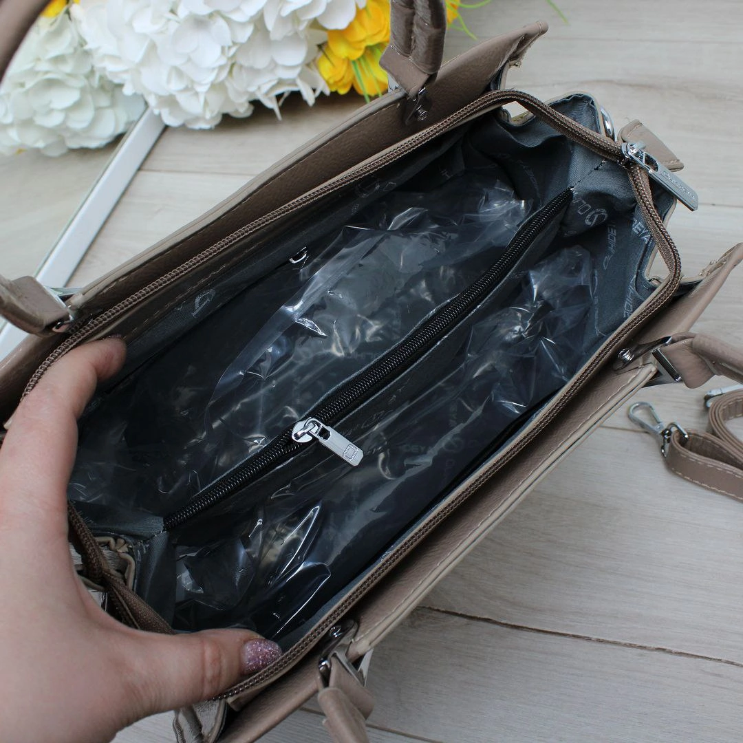 Сумка беж через плече для мінімалістки з лакованої еко шкіри